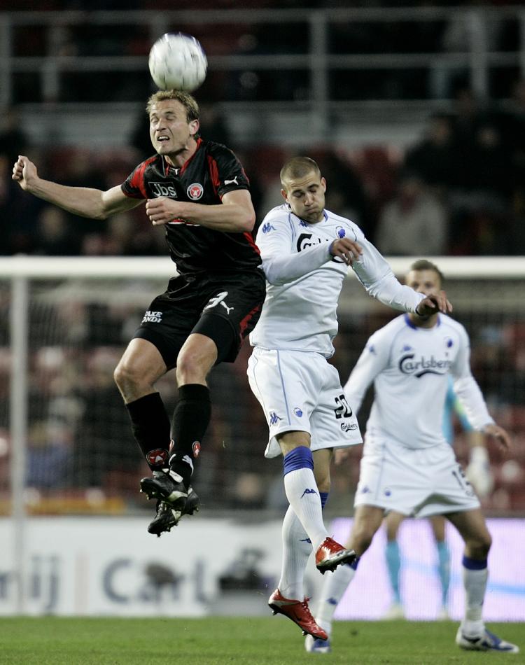 farvel? FC Midtjyllands Frank Kristensen - her i duel med FCK's martin VIngaard - overvejer sin fremtid, fordi han er utilfreds med klubbens kontrakttilbud. Arkivfoto: 