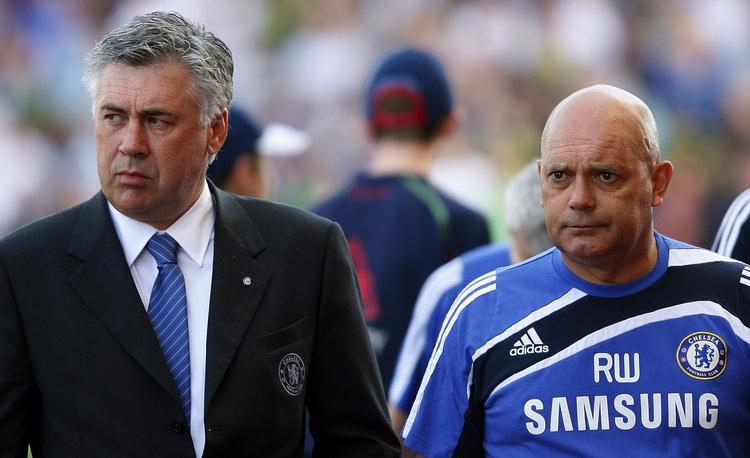 afsked. Chelseas træner, Carlo Ancelotti (til venstre), må tage afsked med sin assisten, Ray Wilkins (til højre), der med øjeblikkelig virkning har forladt klubben. 