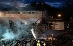Tragedie. Omkring 100 brandfolk blev sat ind mod branden i den tyske zoo tidligt i morges. 