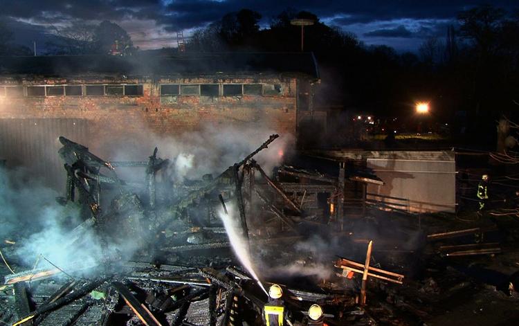Tragedie. Omkring 100 brandfolk blev sat ind mod branden i den tyske zoo tidligt i morges. 