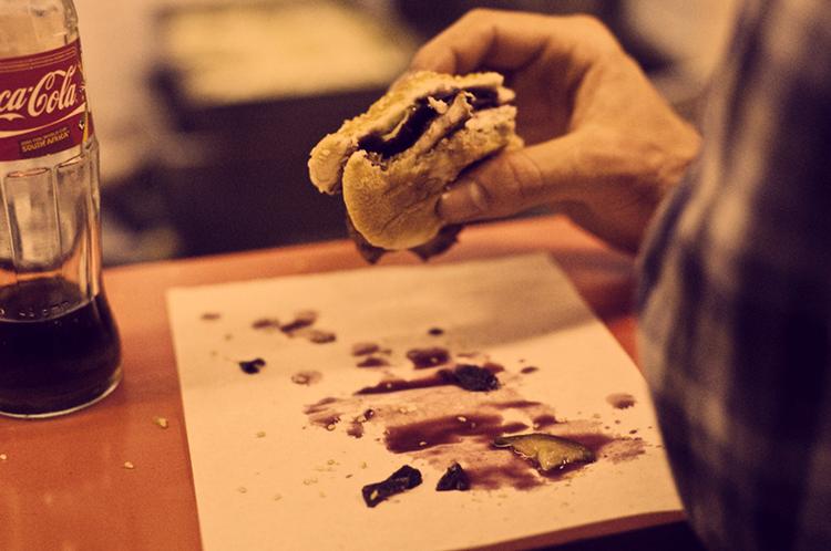 Isted Grill serverer en klassisk flæskestegssandwich. Og ofte som  natmad til folk, der er i byen på  Vesterbro. Foto: Kenneth Nguyen 