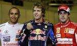succes. Tyske Sebastian Vettel (i midten) vandt kvalifikationen til årets sidste Formel 1-grand prix, hvor der er stor spænding om den samlede sejr. 
