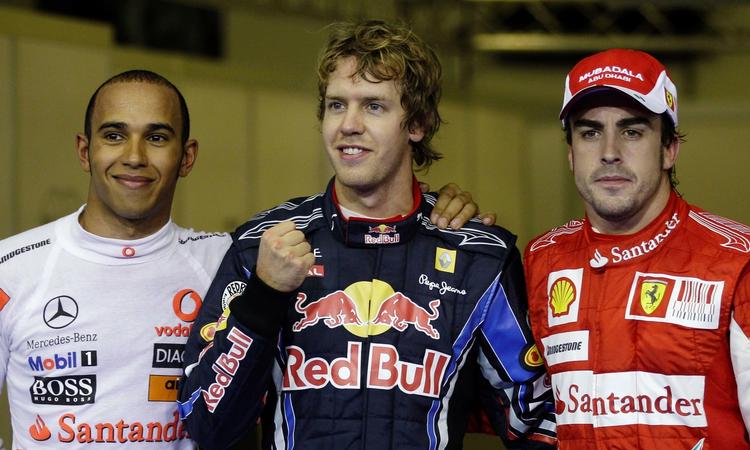 succes. Tyske Sebastian Vettel (i midten) vandt kvalifikationen til årets sidste Formel 1-grand prix, hvor der er stor spænding om den samlede sejr. 