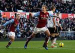 optur. Aston Villas Marc Albrighton jubler over at have bragt sit hold foran 2-0 mod Manchester United. Et kvarter senere stod der 2-2 på måltavlen. 