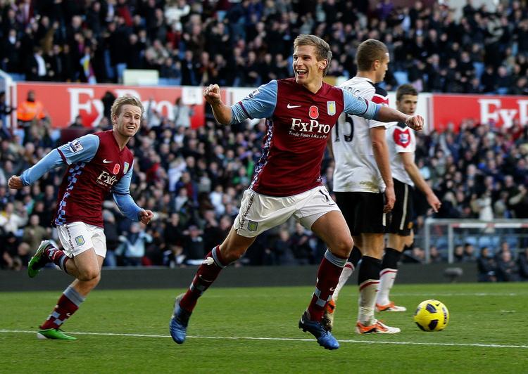 optur. Aston Villas Marc Albrighton jubler over at have bragt sit hold foran 2-0 mod Manchester United. Et kvarter senere stod der 2-2 på måltavlen. 