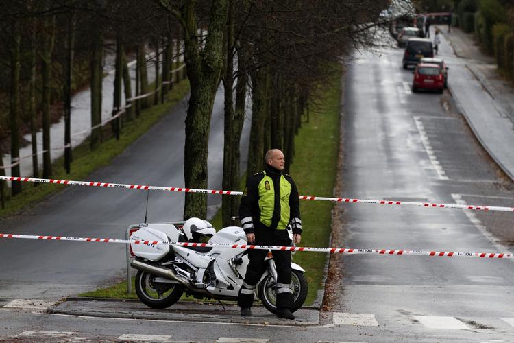 skud. Politiet har afspærret et større område ved Bernstorffparken i gentofte, efter at en 38-årig mand er blevet beskudt, da han var ude at løbe en morgentur. 