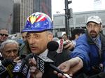 chefindpisker. Tea Party-bevægelsens kandidat til guvernørposten i New York, Carl Paladino (bill.), gav sig selv tilnavnet 'Mad as Hell' ('Vred som bare Fanden'), og til hans kampagne hørte bl.a. uddeling af ildelugtende løbesedler. 