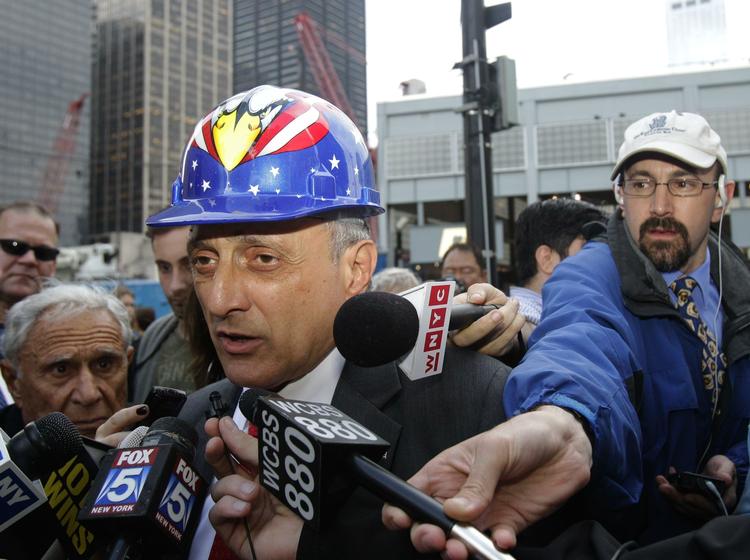 chefindpisker. Tea Party-bevægelsens kandidat til guvernørposten i New York, Carl Paladino (bill.), gav sig selv tilnavnet 'Mad as Hell' ('Vred som bare Fanden'), og til hans kampagne hørte bl.a. uddeling af ildelugtende løbesedler. 