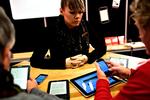 Test. Der var gang i tasterne på Gyldendal Digitals stand i Forum. Her kunne bogmessens  gæster afprøve e-bogslæsere. 