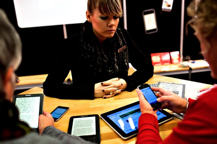 Test. Der var gang i tasterne på Gyldendal Digitals stand i Forum. Her kunne bogmessens  gæster afprøve e-bogslæsere. 