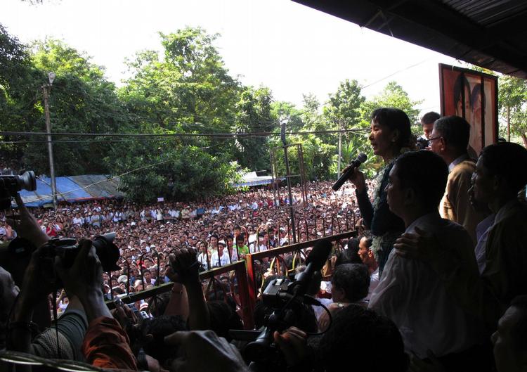 FOLKEMØDE. Aung San Suu Kyi taler til tilhængere fra partikontor i Yangon. 