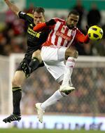 2-0. Målscoreren til 1-0 for Stoke, Ricardo Fuller, vinder her en nærkamp med Jamie Carragher. 