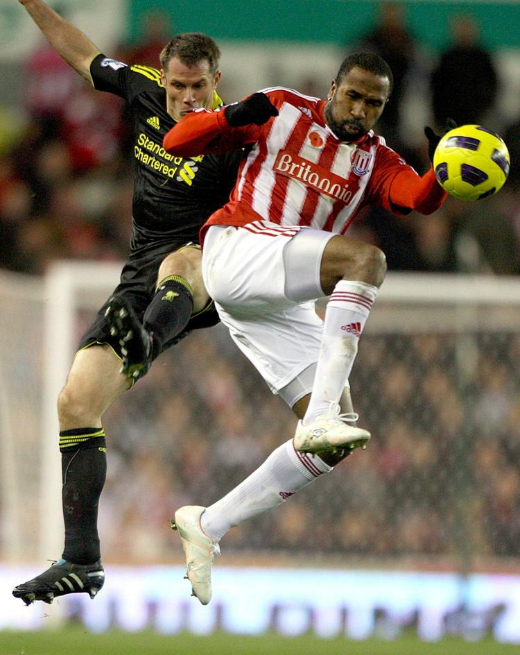 2-0. Målscoreren til 1-0 for Stoke, Ricardo Fuller, vinder her en nærkamp med Jamie Carragher. 