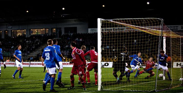 1-0. Den tidligere Lyngby-spiller Tobias Mikkelsen scorede det første mål for FCN. 