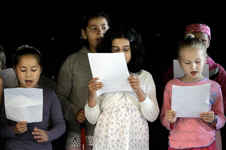 Morgensang. Et samfund uden mindste mål af musikalitet bliver et uopfindsomt samfund af kreativt tunghøre og faglige middelmådigheder. Det har vi vidst i 500 år, men nu har vi glemt det. 