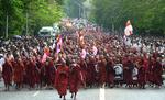 Masseprotest. Buddistmunke demonstrerer i september 2007 mod militærstyret i Myanmar. Mange af munkene sidder i dag fængslet med årelange straffe. 