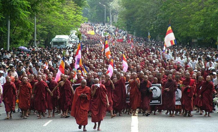 Masseprotest. Buddistmunke demonstrerer i september 2007 mod militærstyret i Myanmar. Mange af munkene sidder i dag fængslet med årelange straffe. 