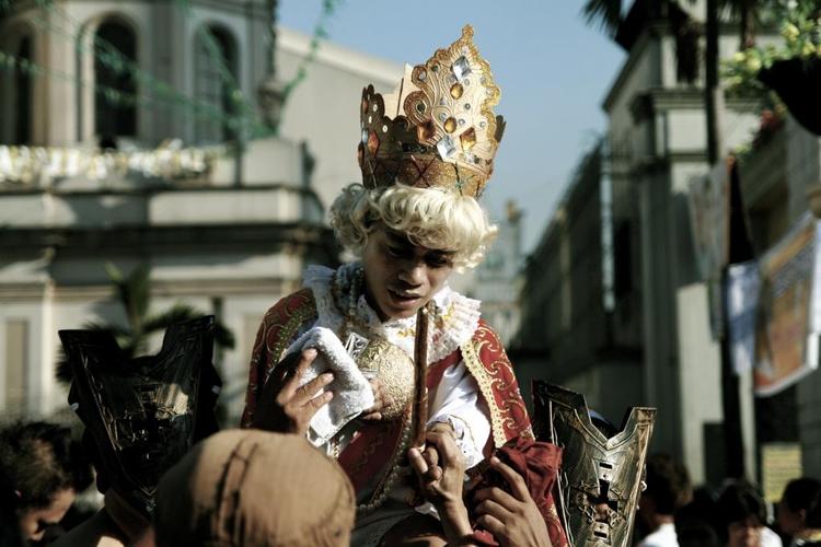 Guddommelig? Han er iført kappe, krone og paryk. Og så kan han udvirke mirakler i Manila. Desværre mister filmen om 'Son of God' fokus og bliver for lang.  Foto fra filmen 