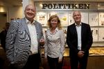 Planlægning. Politikens chefredaktører foran tavlen, hvor næste dags avis 'hænger til tørre'. Fra venstre: Tøger Seidenfaden, Anne Mette Svane og Lars Grarup. 