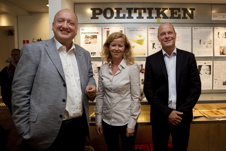 Planlægning. Politikens chefredaktører foran tavlen, hvor næste dags avis 'hænger til tørre'. Fra venstre: Tøger Seidenfaden, Anne Mette Svane og Lars Grarup. 