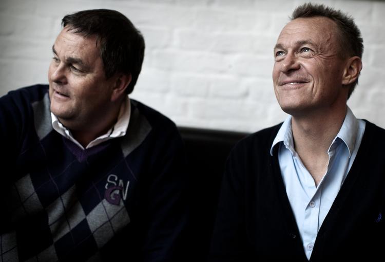 Duo. Per Frimann og Carsten Werge er kendt for deres hyggelige og indsigtsfulde fodboldsnak, men jargonen virker ikke som tekst. 
