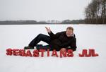 Julekalender. Børneværten Sebastian Klein har formået at optage samtlige 24 afsnit i snevejr. 