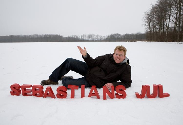 Julekalender. Børneværten Sebastian Klein har formået at optage samtlige 24 afsnit i snevejr. 