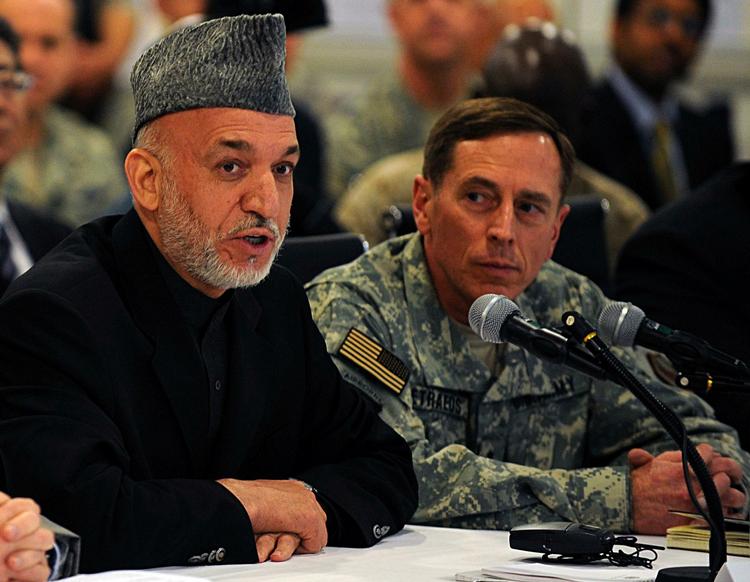 Kamphaner. Hamid Karzai mener, at Patreaus skal lægge en dæmper på de amerikanske soldaters fremfærd i den sydlige del af landet. En udmelding som generalen er stærkt utilfreds med. 