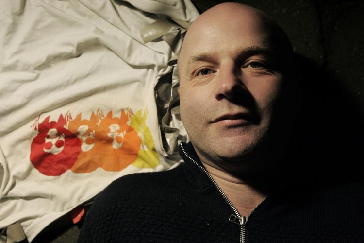 Surrend. Jan Egesborg fra  Surrend kan ikke forstå, at plakatmuseet i Århus nu beskylder konceptduoen for aftalebrud. 