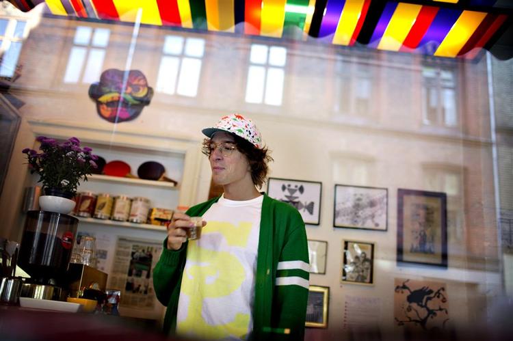 Dj'en Kasper Bjørke drikker kaffe på Verdens mindste kaffebar. 