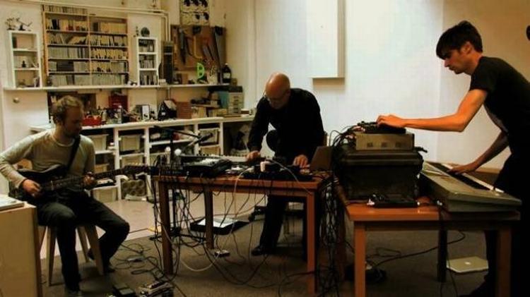 Sammen med Jon Hopkins og David Byrne-kollaboratøren Leo Abrahams har Brian Eno lavet et urovækkende lydlandskab. 