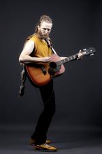 'Roxy Grill' et særegent og kærligt produceret hjemstavnsalbum, som cementerer Telestjernens position som en kærkommen rocknørd. 