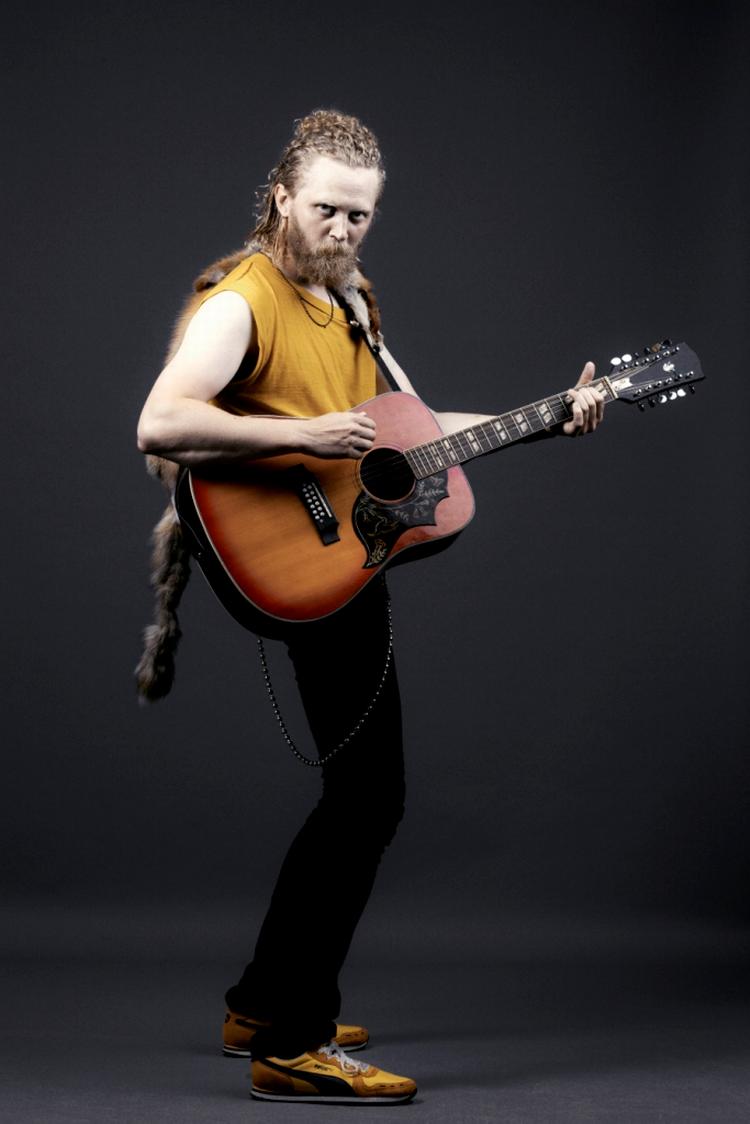 'Roxy Grill' et særegent og kærligt produceret hjemstavnsalbum, som cementerer Telestjernens position som en kærkommen rocknørd. 