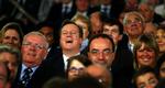 Humørtjek. Storbritanniens premierminister David Cameron i midten insisterer på at måle sine landsmænds generelle velbefindende. 