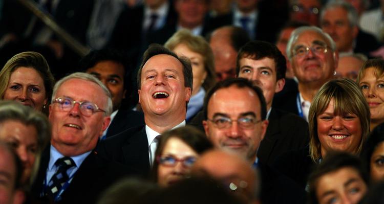 Humørtjek. Storbritanniens premierminister David Cameron i midten insisterer på at måle sine landsmænds generelle velbefindende. 