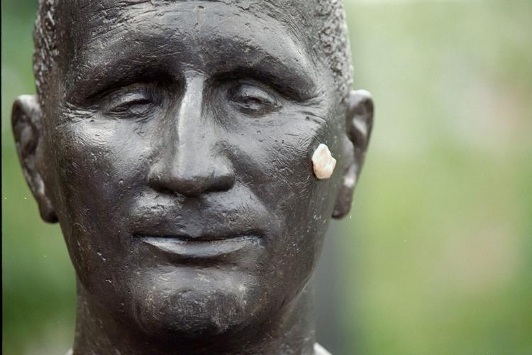 Brecht. Systemkritikeren, digteren og dramatikeren Bertolt Brecht havde et meget skrøbeligt helbred. 