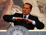 Presset. Silvio Berlusconis regering forventes at kunne fortsætte, selv om fire ministre har indgivet deres afskedsbegæring. Men et snarligt valg forudses. 