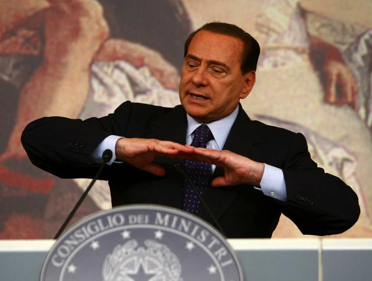 Presset. Silvio Berlusconis regering forventes at kunne fortsætte, selv om fire ministre har indgivet deres afskedsbegæring. Men et snarligt valg forudses. 
