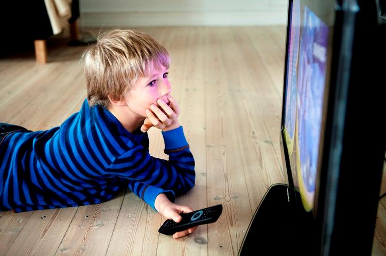 Styrmand. Med et tv-apparat på værelset får børnene selv styring over, hvad de vil se eller spille - og hvornår. 