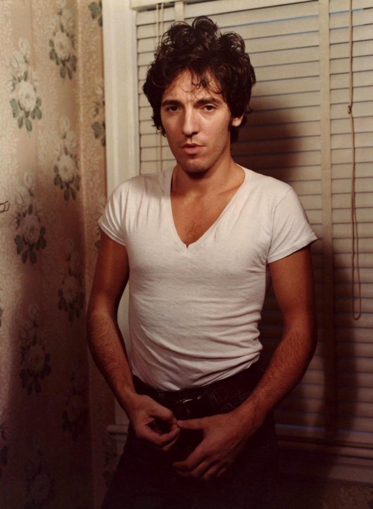 I dokumentarfilmen 'The Making of Darkness on the Edge of Town' kæmper en tydeligt frustreret Bruce Springsteen i sit arsenal af hvide T-shirts. 