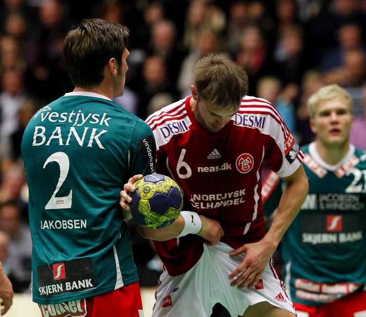 Overskudsvare? Jonas Larholm (i midten) og de øvrige Aab-spillere går en uvis fremtid i møde. 