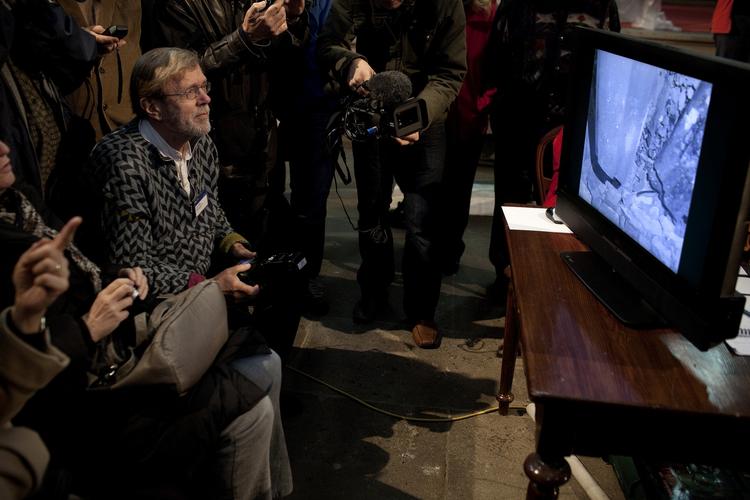 Publikum. Týnkirken i Prag er fyldt med journalister og fotografer, som følger opgravningen af Tycho Brahe. 