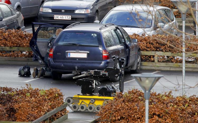 Pyh. En mand sad flere timer i denne bil i Vejle, før politiet og forsvarets bomberyddere fik manden ud og bragte en bombelignende genstand til sprængning. Der var dog ikke tale om en bombe, men derimod tilsyneladende om en arrig ekskone. 