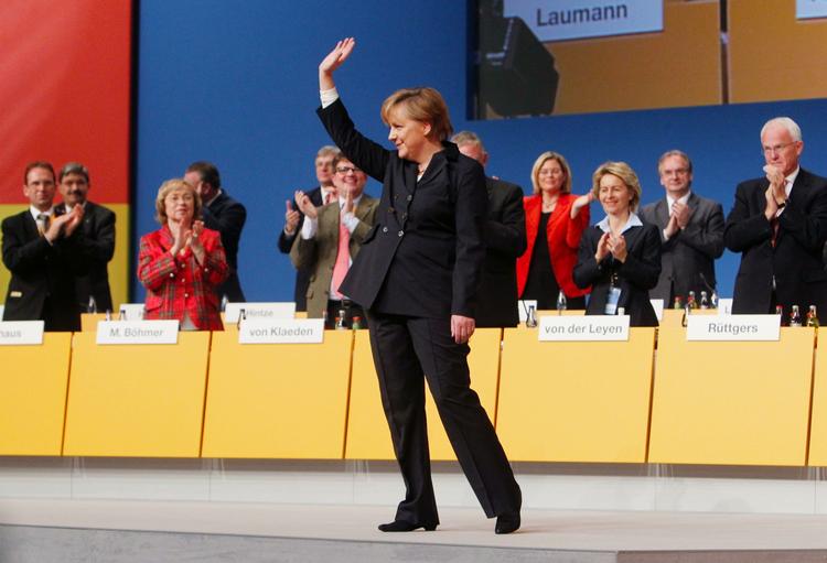 Ubestridt. Med mere end hver tiende CDU'er i ryggen står Tysklands kansler stadig stærkt i sit parti. 