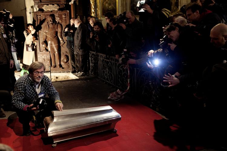 Opgravet. Kisten med den legendariske danske astronom Tycho Brahe er 130 cm lang. Ifølge arkæolog Jens Vellev er det fordi den formentlig kun indeholder knogler. Svaret kommer senere.  Foto: Peter Hove Olesen 