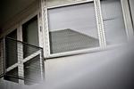 Dækadresse. Fra denne lejlighed på Østerbro i København skråt overfor den amerikanske ambassade styres overvågningsholdet, som registrerer mistænkelige personer. 