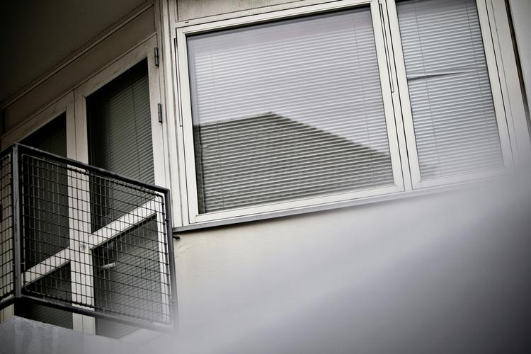 Dækadresse. Fra denne lejlighed på Østerbro i København skråt overfor den amerikanske ambassade styres overvågningsholdet, som registrerer mistænkelige personer. 