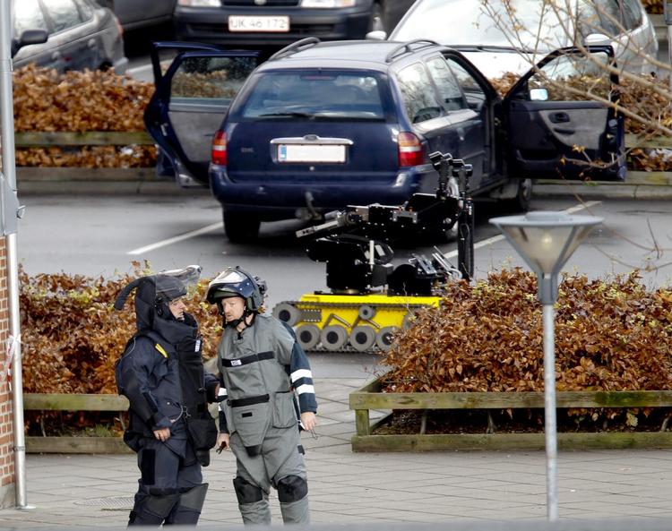 Løsladt. En 22-årig kvinde fra Vejle er blevet løsladt, men stadig mistænkt for at stå bag bombedrama. 