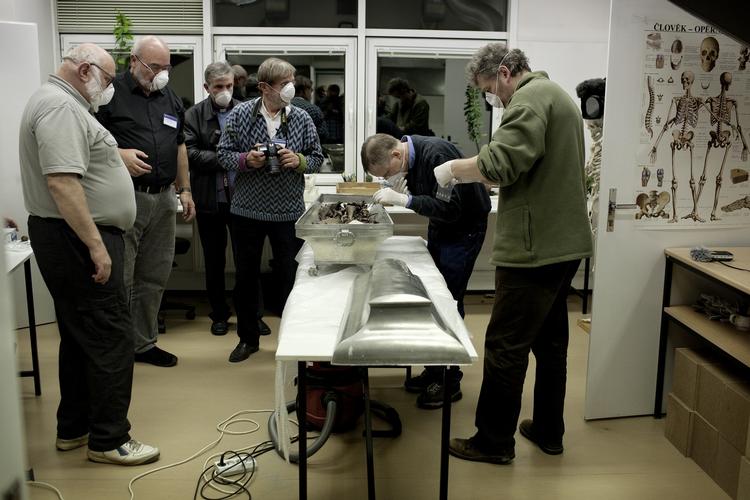 Velbevaret. Tycho Brahes jordiske rester blev i dag gravet op i Prag under ledelse af arkæolog Jens Vellev. Kistens indhold viste sig at være overraskende velbaret. 