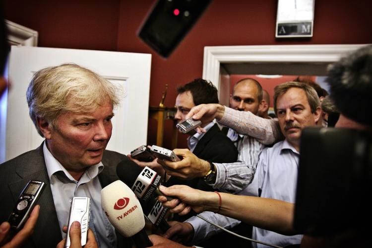 The LIberal Party MP Eyvind Vesselbo has put a temporary set of brakes on the government's foreign spouse immigration package. He is demanding that a draft agreement with the Danish People's Party should be discussed in the Parliamentary group prior to Liberal accession. Archive 
